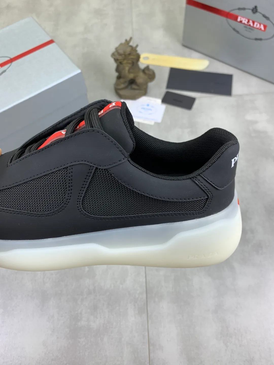 Men's shoes 💰P620 new (higher version) new PRADA (Prada) classic models are on the market at the same time, new men's shoes, 😘fabrics are selected from original imported calfskin. First layer of imported cowhide lining. The original version is awesome! 👍🏿Original open-molded non-slip PU outsole, with exquisite lines, simple and elegant, super comfortable and classy on foot, suitable for leisure travel. Code number: 38-45 (46 customized) 3️⃣ colors available
